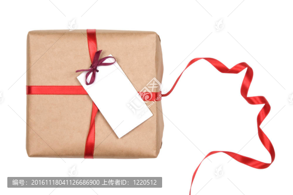 帶紅絲帶和空白標簽的禮品盒