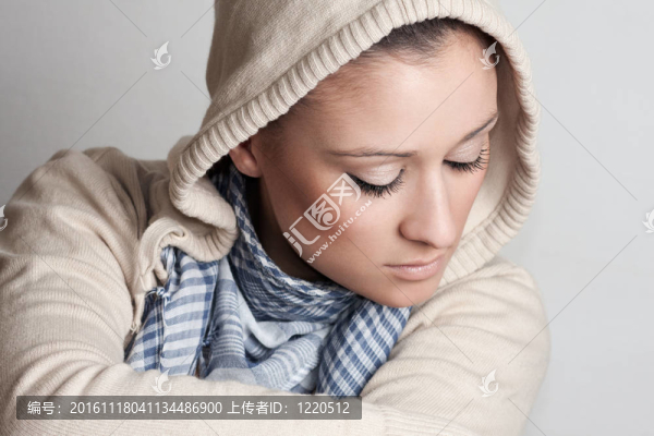 美麗的年輕女人低頭