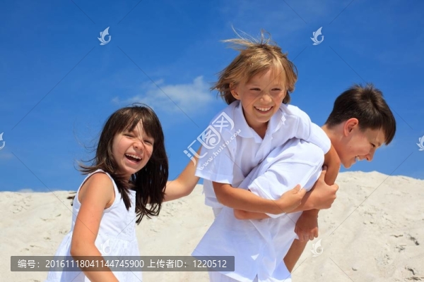 孩子們在沙灘上玩耍