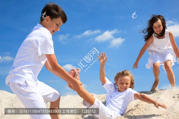 孩子們?cè)谏碁┥贤嫠? title=