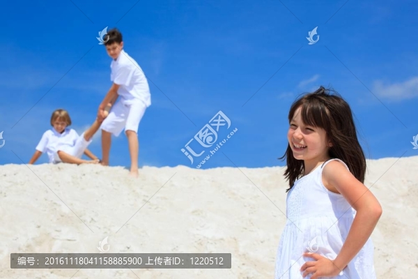 孩子們在沙灘上玩耍