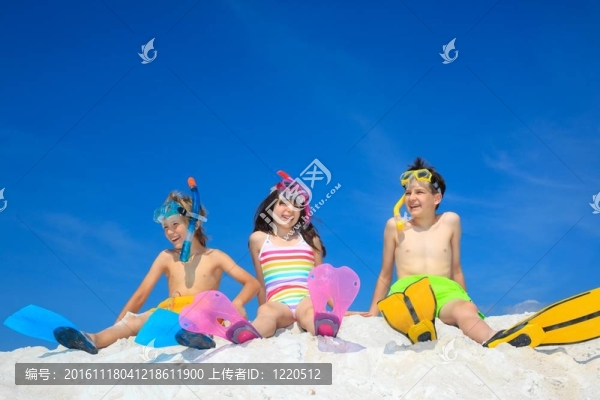 孩子們在沙灘上玩耍
