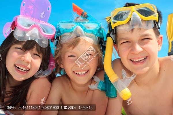 孩子們在沙灘上玩耍