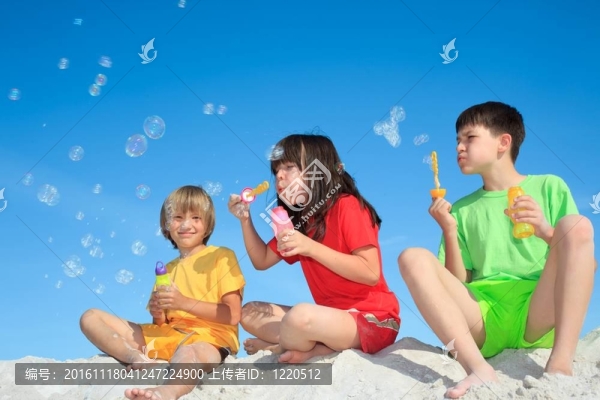 吹泡泡的孩子們