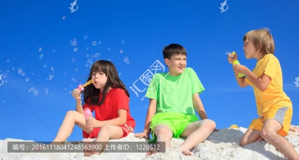 吹泡泡的孩子們