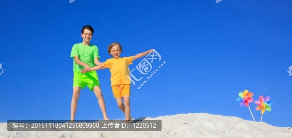 孩子們在沙灘上玩耍