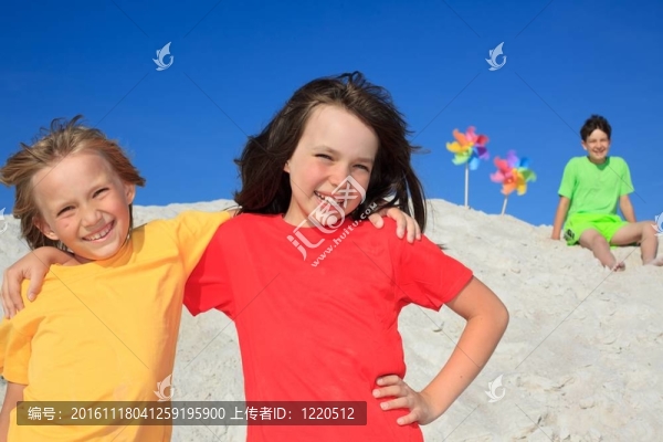 孩子們?cè)谏碁┥贤嫠? title=