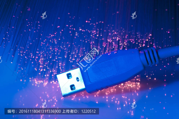 纖維光學背景的USB插頭特寫