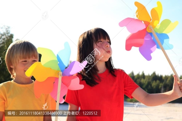 孩子們?cè)谏碁┥贤嫠? title=