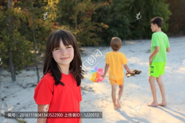 孩子們在沙灘上玩耍