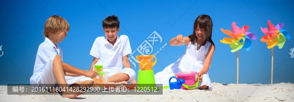 在沙灘上的孩子和風(fēng)車