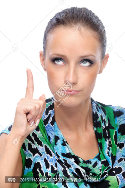 穿綠衣服的女人向上舉手指