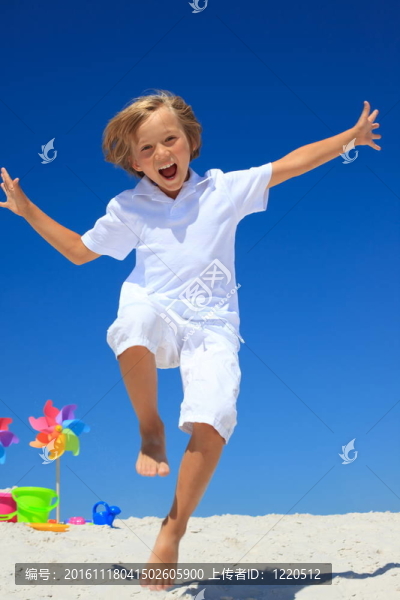 在海灘上跑步的男孩