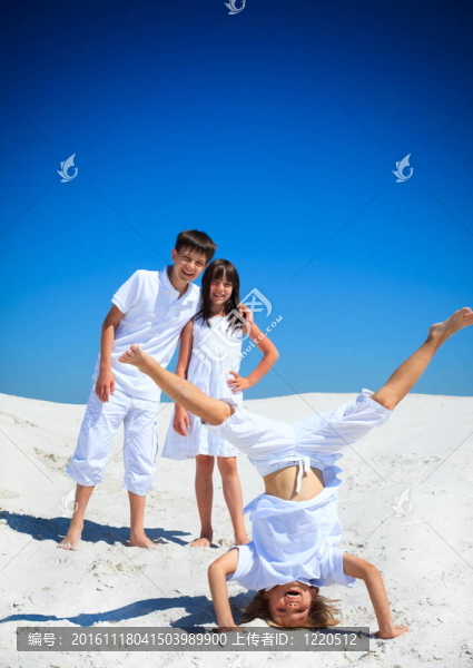 海灘上的快樂兄弟姐妹
