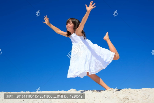 女孩在海灘上跳