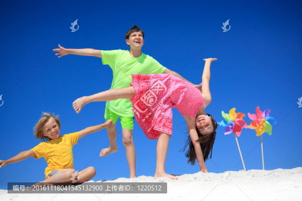 與風車海灘上的孩子