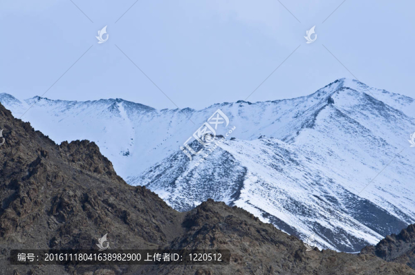 高山之巔；被覆蓋的