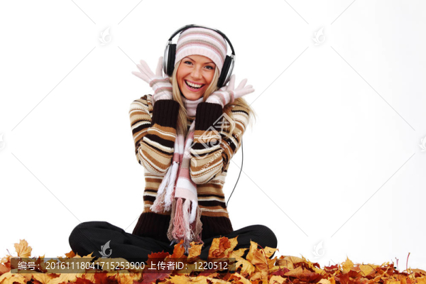 秋女子聽(tīng)音樂(lè)