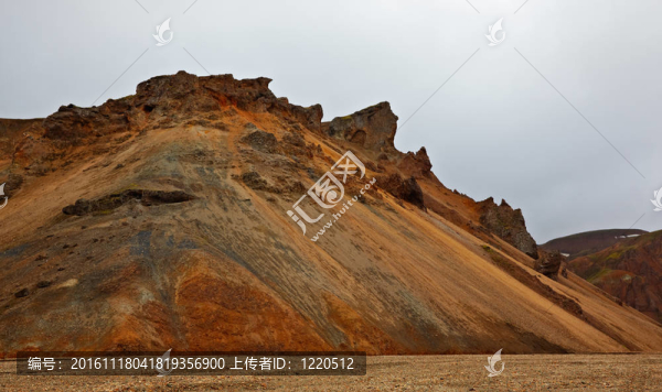 五彩的流紋巖山脈在Landmannalaugar