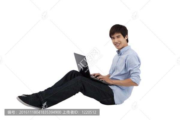 年輕人在地板上使用筆記本電腦