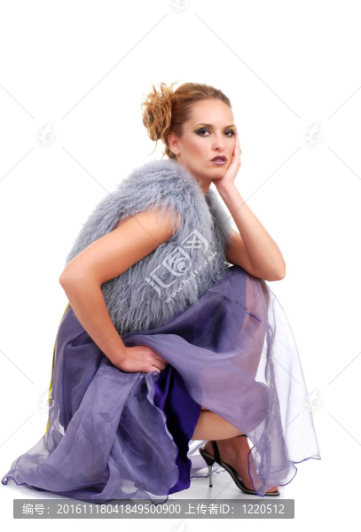 黑發(fā)女人坐在紫色的連衣裙