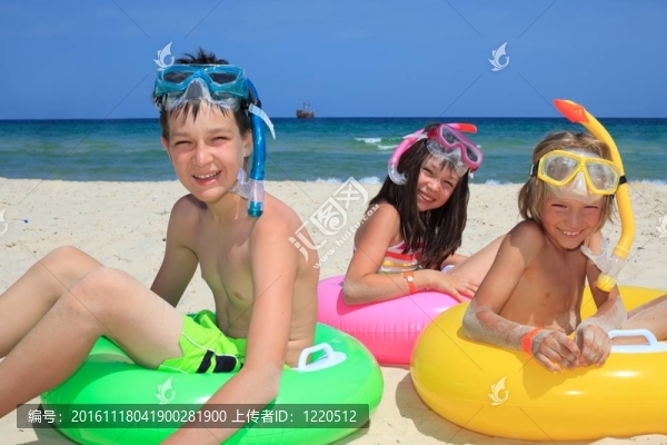 海灘上的快樂的孩子們