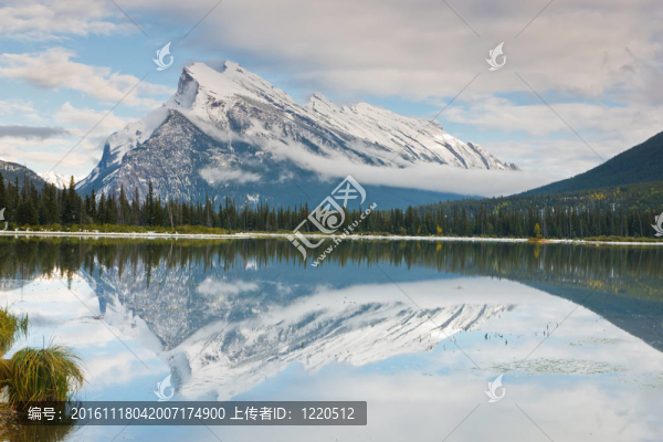 德山和朱砂湖；加拿大