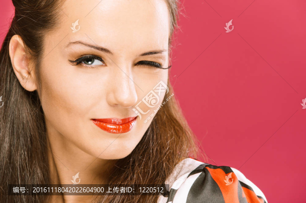 美麗的黑發(fā)女孩眨眼