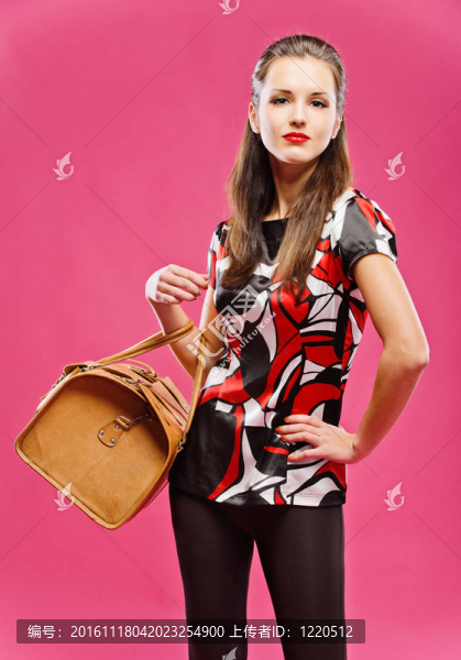 黑頭發(fā)的女孩，棕色的包