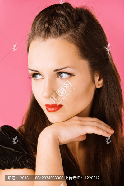 年輕的深色頭發(fā)的女人的肖像