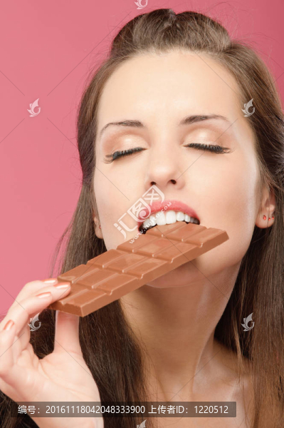 年輕的女人咬巧克力