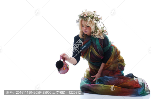 成熟的女人，帶著澆水