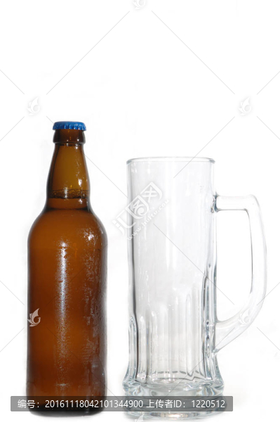 啤酒瓶和杯