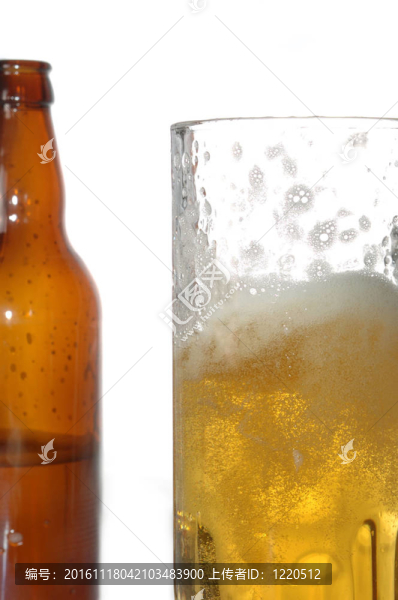 啤酒瓶和杯