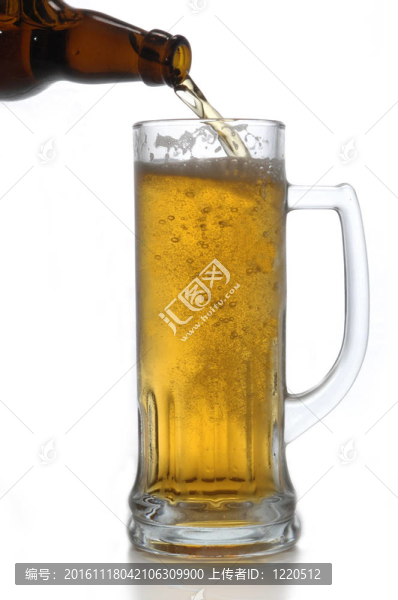 啤酒瓶和杯