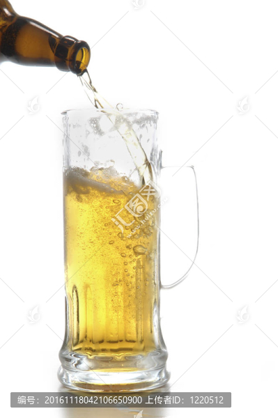 啤酒瓶和杯