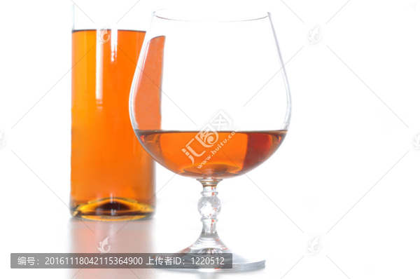 白蘭地酒的瓶子和玻璃杯