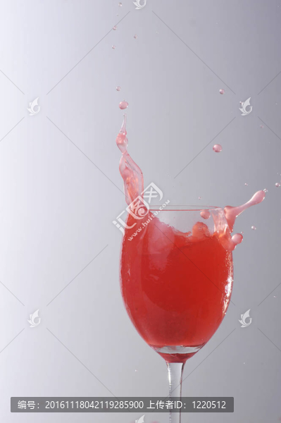 玻璃中的紅色液體