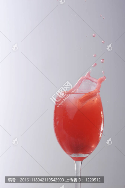 玻璃中的紅色液體