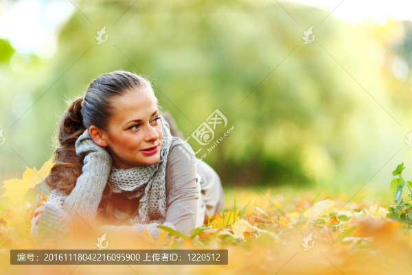 在秋葉的女人portret