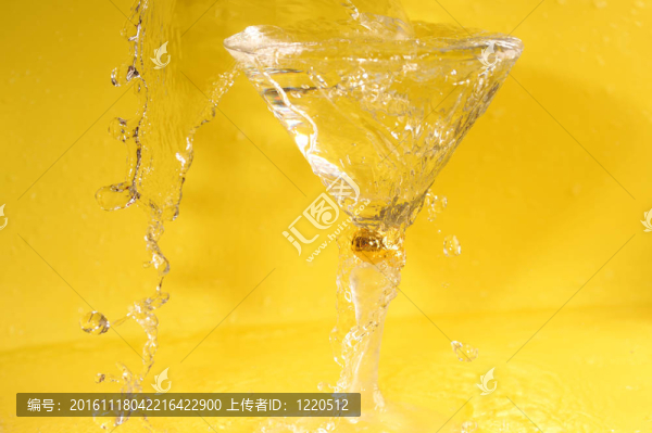 雞尾酒杯里的水