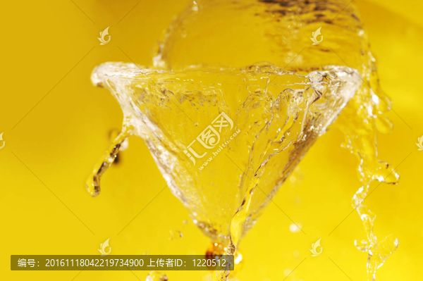 雞尾酒杯里的水