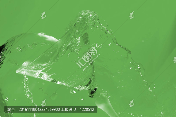 雞尾酒杯里的水