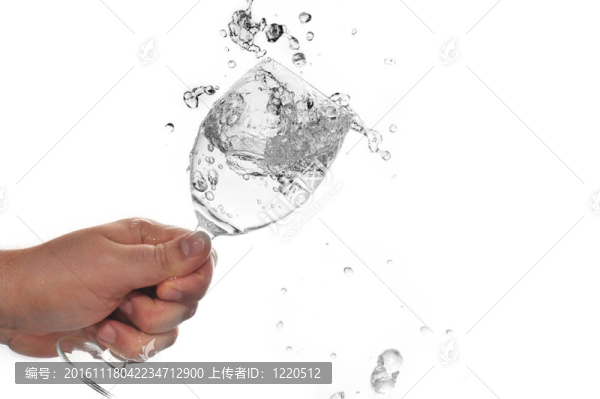 潑水