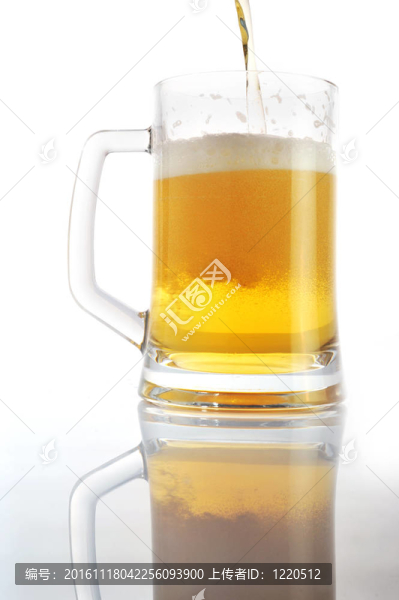 啤酒倒在玻璃里