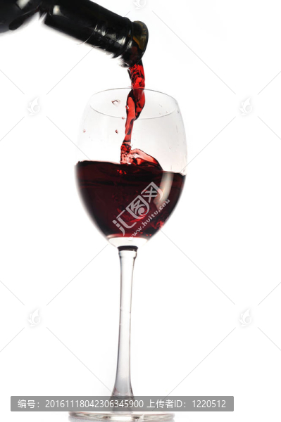 酒倒入玻璃杯