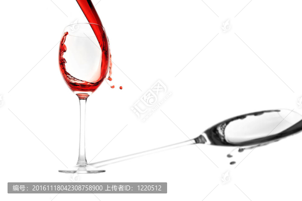 紅酒倒進玻璃