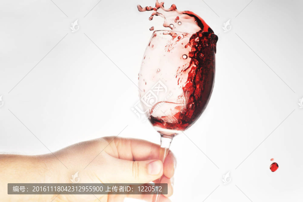帶酒的手拿玻璃