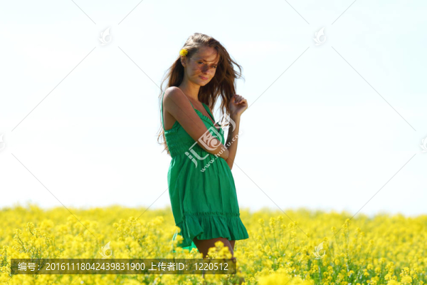 油菜上的女人