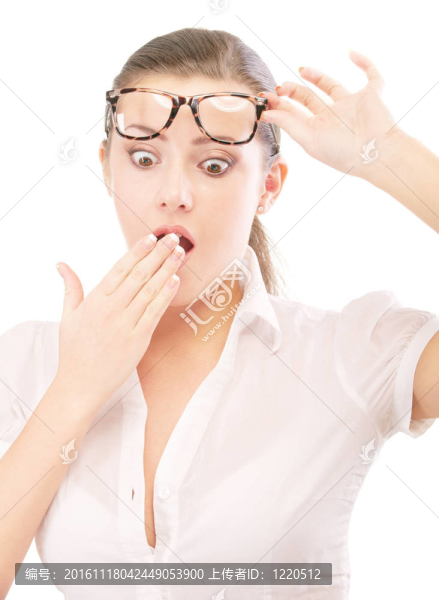 戴眼鏡的年輕女人很驚訝